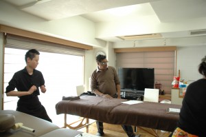 足を曲げて左右の動きを示すパーリタ先生