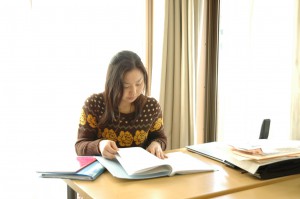 授業の内容を確認するスタッフ
